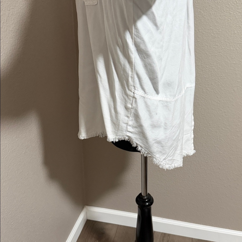 White collar shirt - Picture 3 of 4
